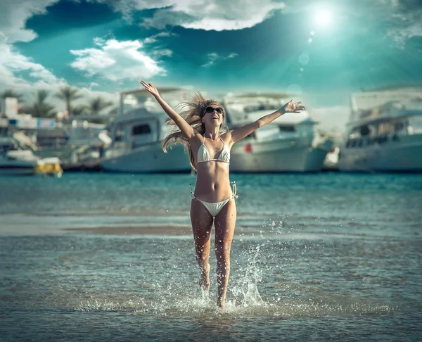 Feliz fêmea correndo na praia — Fotografia de Stock