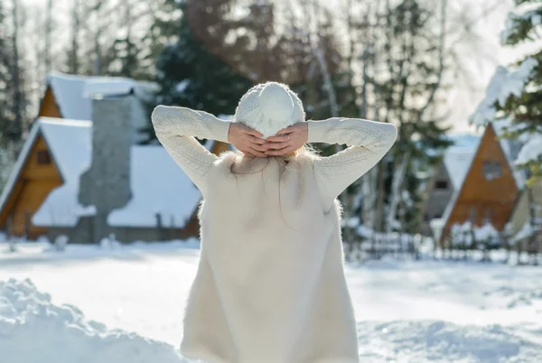 Hembra cerca de la villa de invierno —  Fotos de Stock