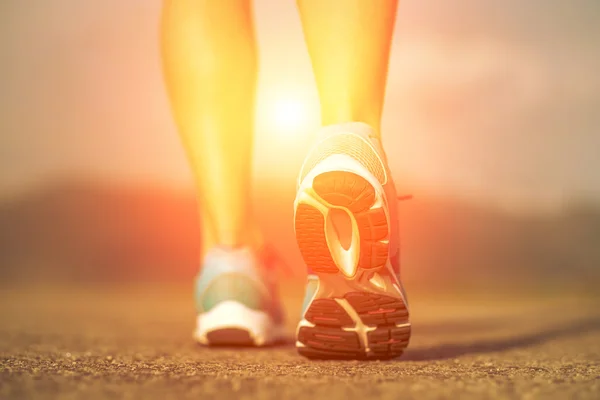 Runner atleet voeten uitgevoerd op weg — Stockfoto