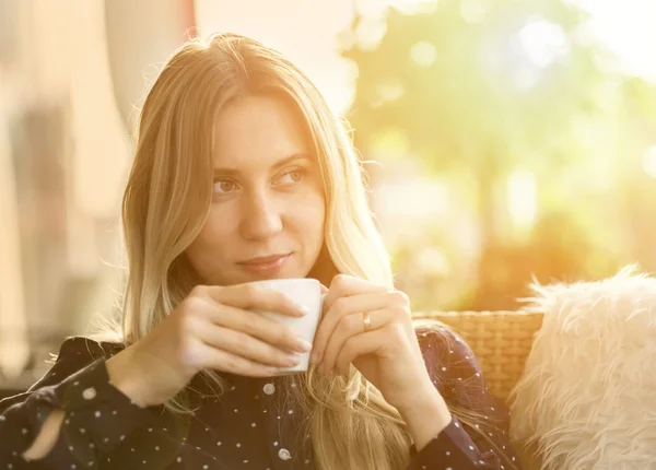 Žena s kávou v kavárně — Stock fotografie