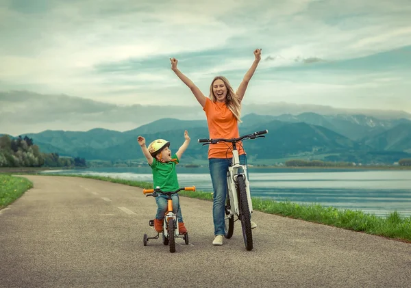 Moeder en zoon op de fietsen — Stockfoto