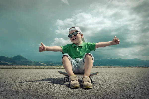 Schattig kind met skateboard — Stockfoto