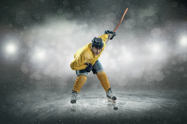 Jugador de hockey sobre hielo en el hielo —  Fotos de Stock