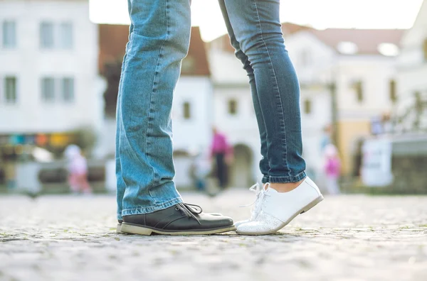 Couples pieds restent dans la rue — Photo