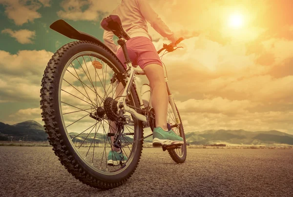 Beautiful woman stay on the bicycle — Stock Photo, Image