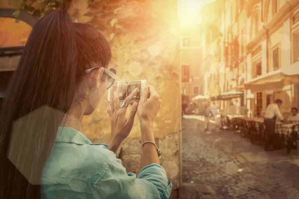 Kvinnlig turist skjuta per telefon i Roma — Stockfoto