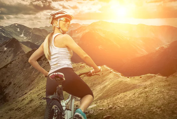 Beautiful woman  on the bicycle — Stock Photo, Image