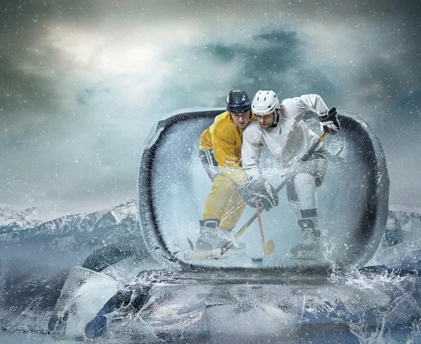 Jugadores de hockey sobre hielo en acción —  Fotos de Stock
