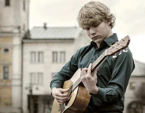 Man playson akustisk gitarr — Stockfoto