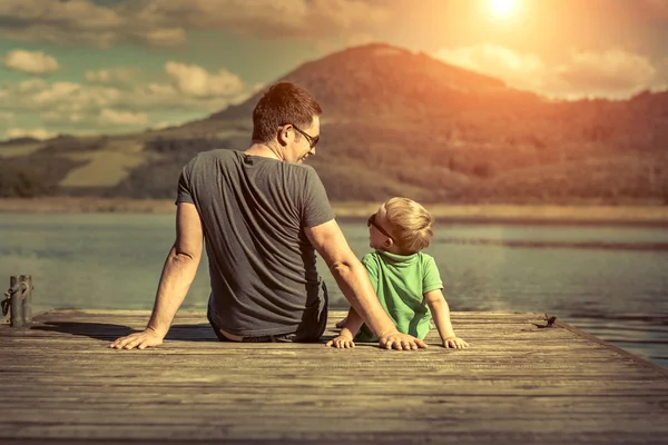 Lykkelig far og søn på molen - Stock-foto