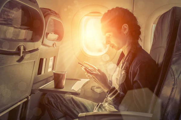 Femme assise à l'avion — Photo