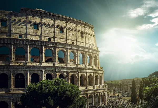 Lugar de viaje popular - Coliseo romano . — Foto de Stock