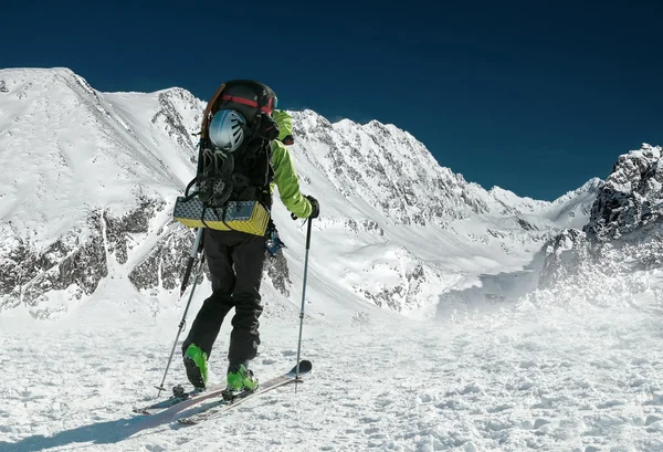 Man met rugzak in ski in Bergen — Stockfoto