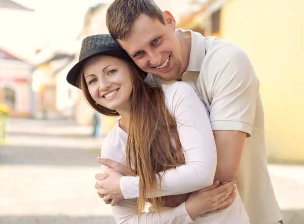 Sonriendo feliz pareja en la calle . —  Fotos de Stock