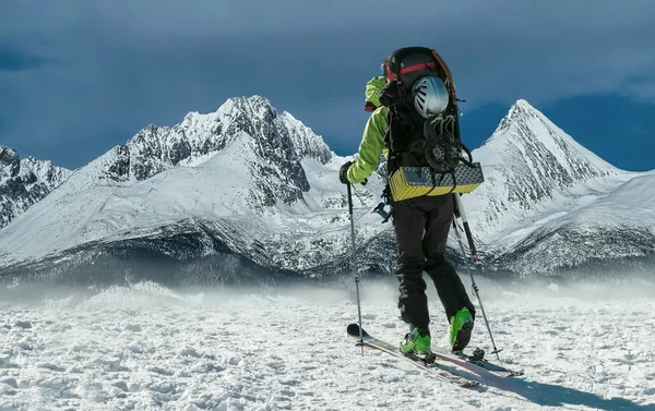 El hombre con la mochila al esquí en las montañas —  Fotos de Stock