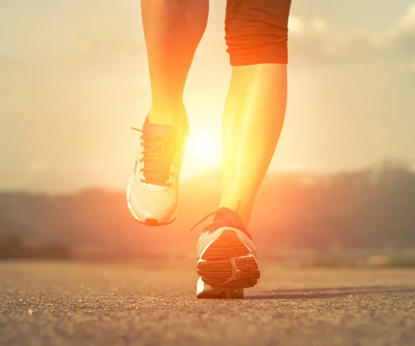 Runner atleet voeten uitgevoerd op weg — Stockfoto