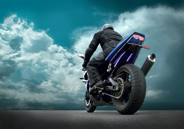 Hombre asiento en la motocicleta — Foto de Stock