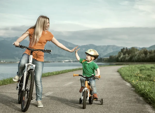 Mutter und Sohn auf dem Fahrrad — Stockfoto