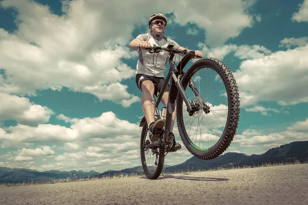 Homem de capacete na bicicleta — Fotografia de Stock