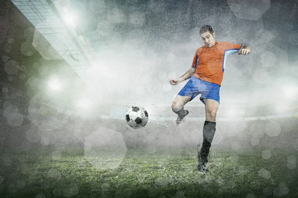 Jogador de futebol com bola em ação — Fotografia de Stock