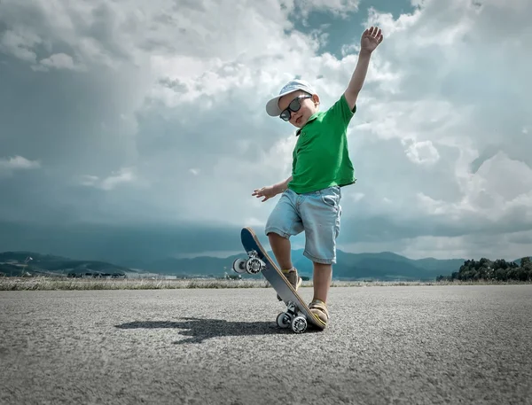 Child with skateboard on the street — Stock Photo, Image