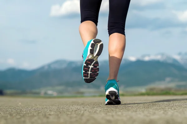 Corredor atleta pies corriendo en la carretera — Foto de Stock