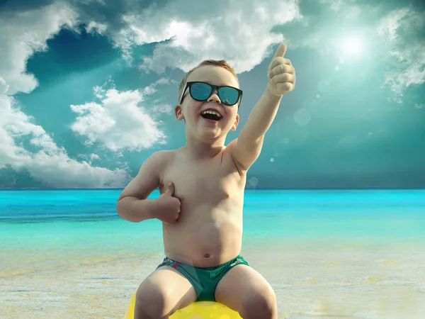 Barn i solglasögon roliga nära vattnet — Stockfoto
