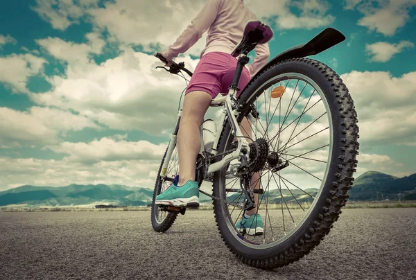 Hermosa mujer en la bicicleta — Foto de Stock