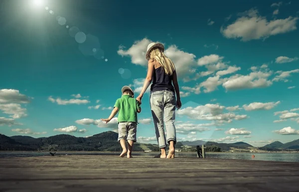 Gelukkig moeder en zoon op de pier — Stockfoto