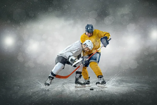 Ice hockey players on ice. — Stock Photo, Image