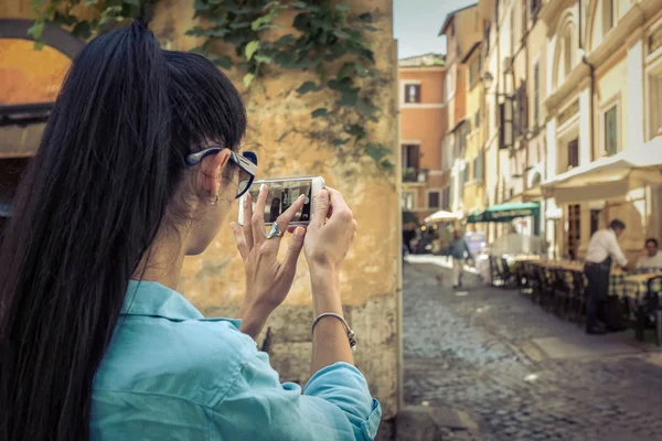 Kvinnlig turist skjuta per telefon i Roma — Stockfoto