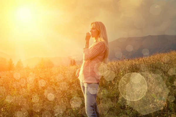 Mujer feliz estancia al aire libre —  Fotos de Stock