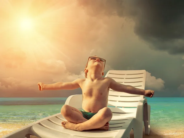 Niño en gafas de sol diversión cerca del agua — Foto de Stock