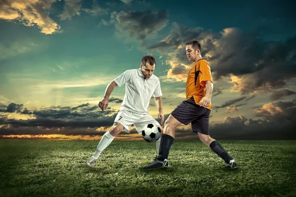 Dos futbolistas con balón — Foto de Stock