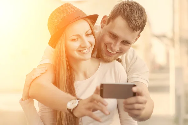 Touristic couple shooting on the mobile — Stock Photo, Image