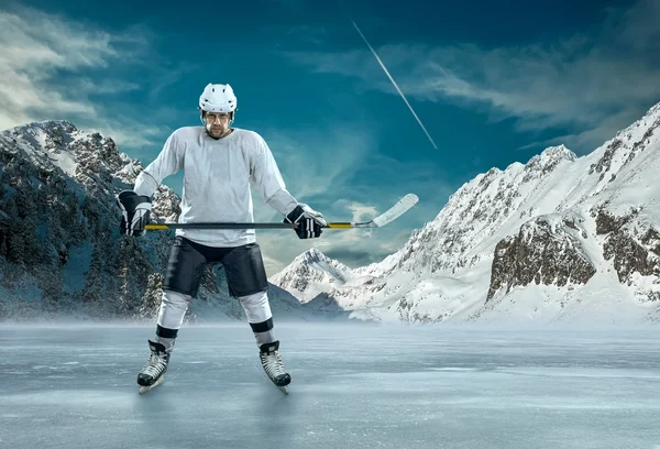 Eishockeyspieler in Aktion im Freien — Stockfoto