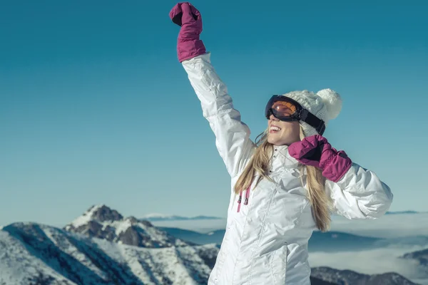 Soggiorno femminile in cima alla montagna — Foto Stock