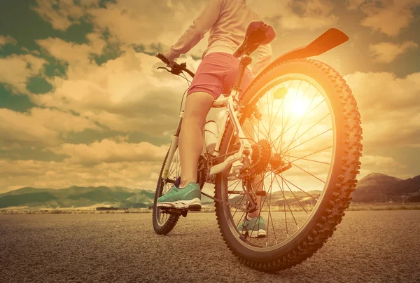 Woman stay on the bicycle — Stock Photo, Image