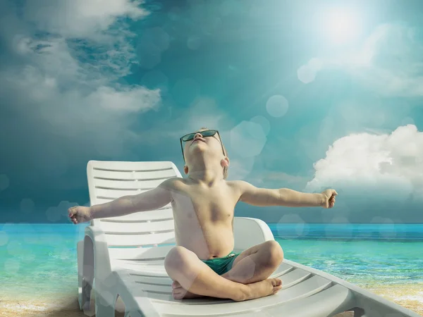 Дитина в сонцезахисних окулярах весело біля води — стокове фото