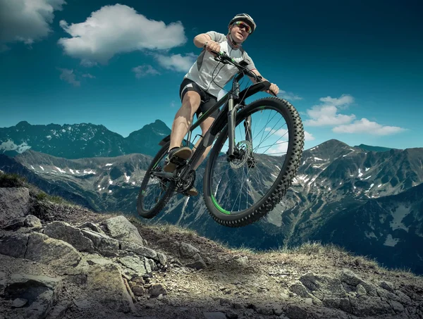 Hombre con bicicleta alrededor de las montañas — Foto de Stock