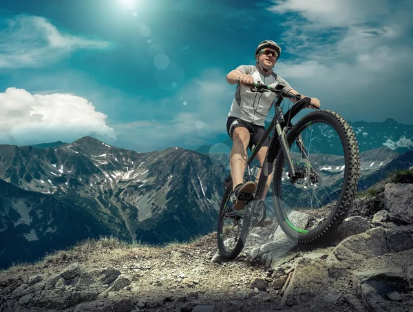 Mann mit Helm und Brille bleibt auf dem Fahrrad — Stockfoto