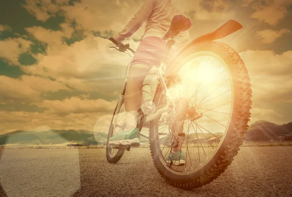 Mulher bonita ficar na bicicleta — Fotografia de Stock