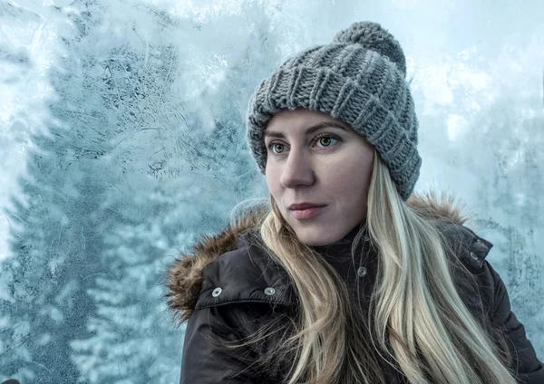 Retrato de una mujer rubia en invierno — Foto de Stock