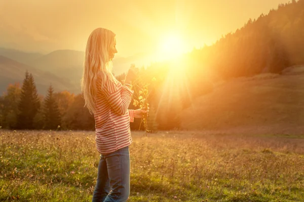 幸福的女人住户外 — 图库照片