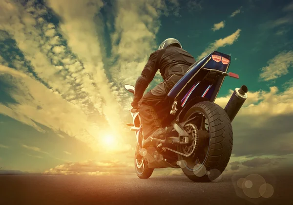 Hombre asiento en la motocicleta —  Fotos de Stock