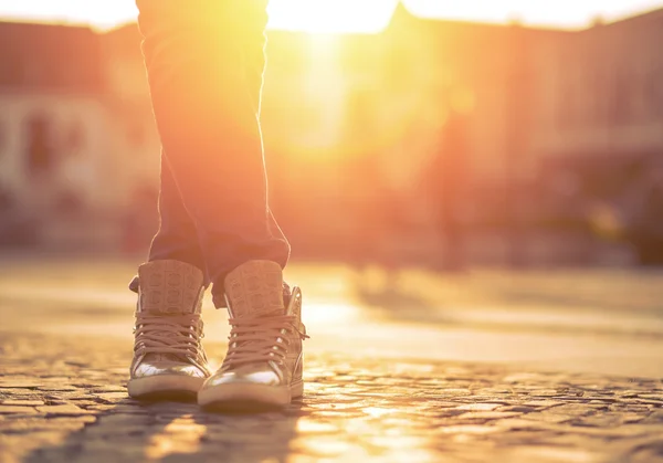 Womansfeet sulla strada in giornata di sole . — Foto Stock