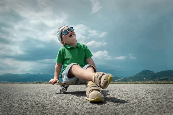 Kaykay ile şirin çocuk — Stok fotoğraf