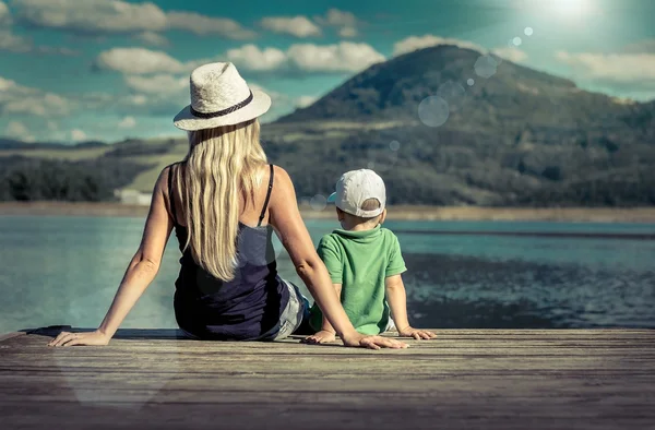 Felice madre e figlio sul molo — Foto Stock