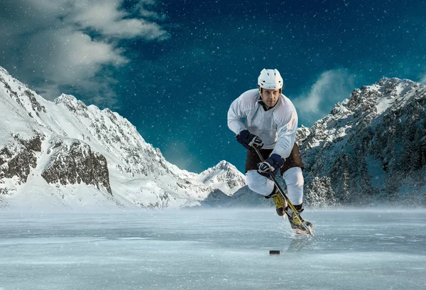 Jugador de hockey sobre hielo en acción al aire libre — Foto de Stock