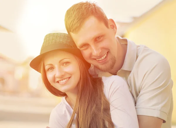 Smiling happy couple  on the street. — Stock Photo, Image